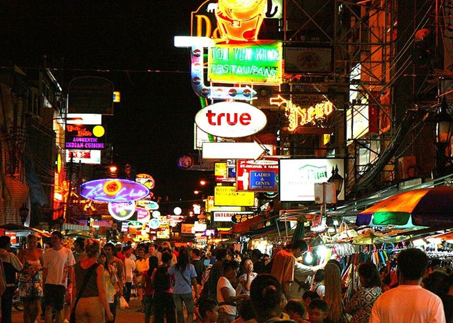 Dạo quanh khu phố Khao San, nơi tập trung những người du lịch bụi lớn nhất Đông Nam Á và khám phá cuộc sống về đêm.